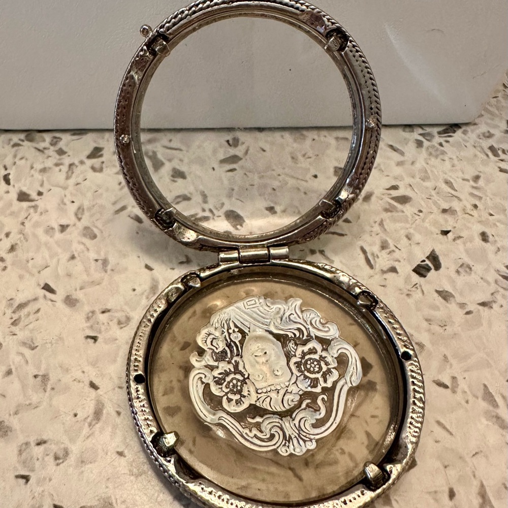 Vintage locket pendant necklace in silver tone - Picture 12 of 13